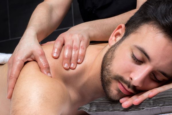 Shoulder-massage-on-young-man